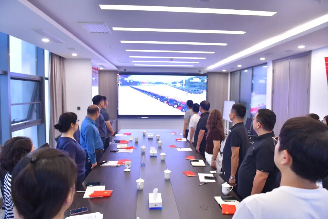 三门峡路桥集团组织观看“纪念中国人民抗日战争暨世界反法西斯战争胜利 80 周年大会”直播